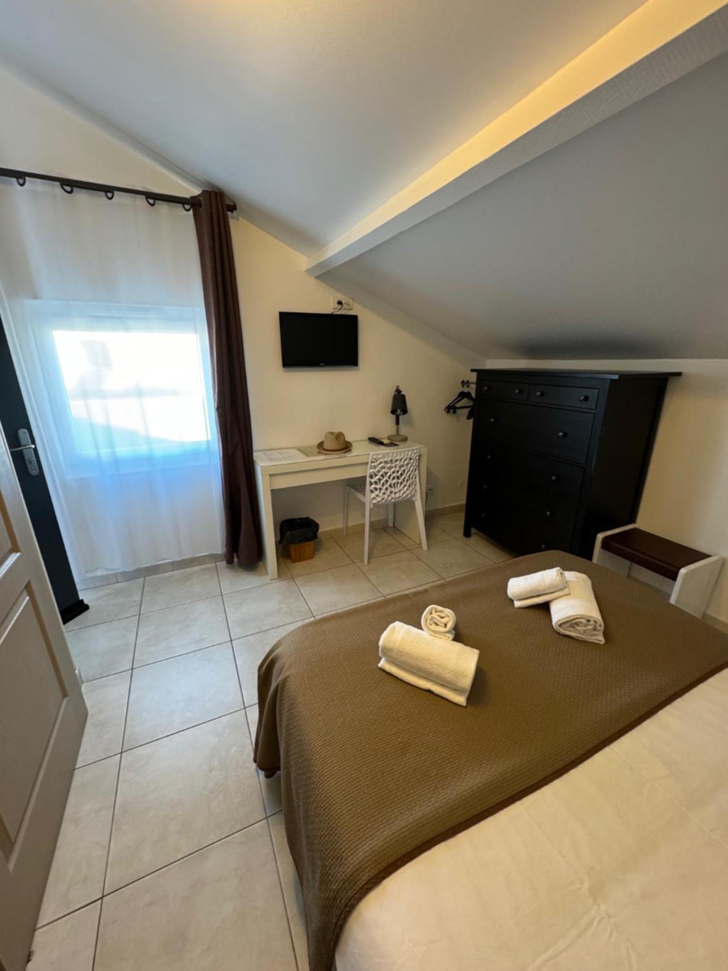 Hotel Le Medieval Aigues-Mortes Ngoại thất bức ảnh